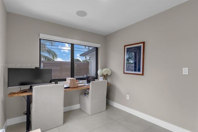 9250 SW 44th St, Miami, FL 33165