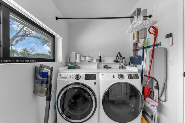 9250 SW 44th St, Miami, FL 33165