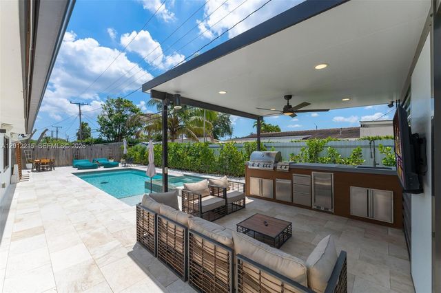 9250 SW 44th St, Miami, FL 33165