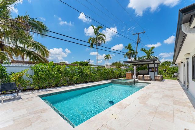 9250 SW 44th St, Miami, FL 33165