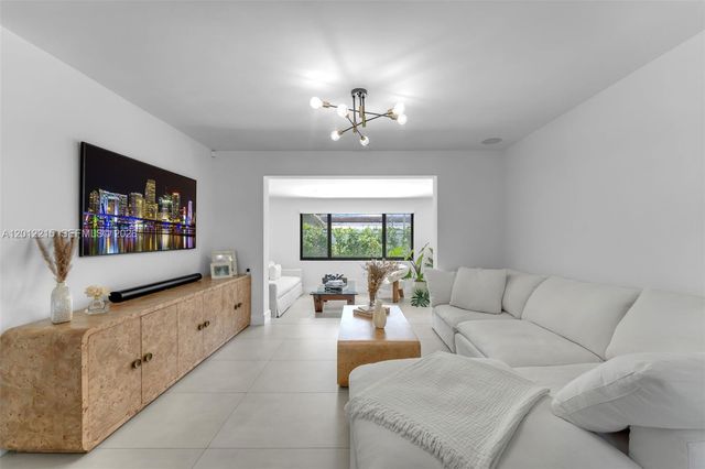9250 SW 44th St, Miami, FL 33165