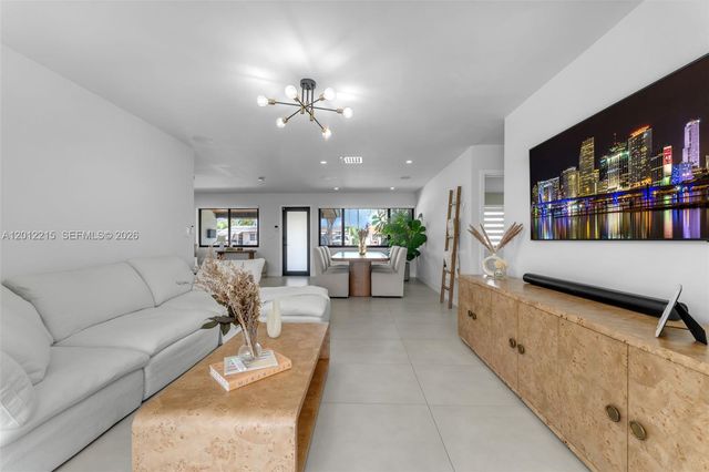 9250 SW 44th St, Miami, FL 33165