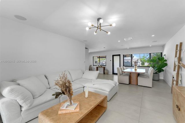 9250 SW 44th St, Miami, FL 33165