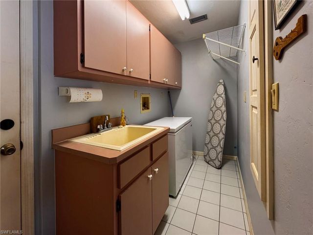 2317 SE 27th ST, Cape Coral, FL 33904