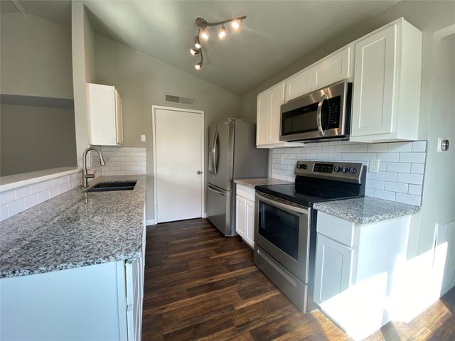 6042 Dooley Drive, The Colony, TX 75056