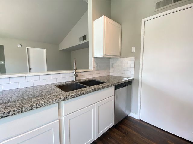 6042 Dooley Drive, The Colony, TX 75056