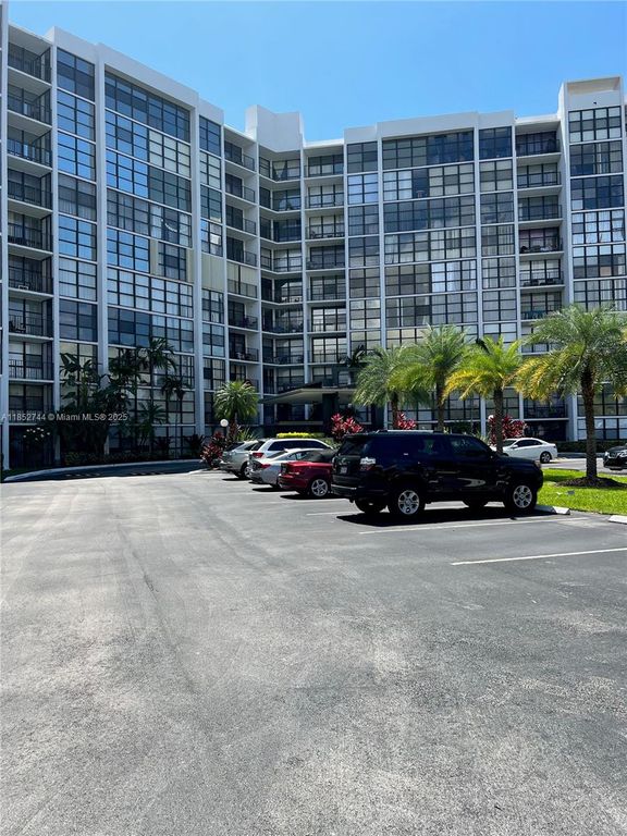 1000 Parkview Dr 523, Hallandale Beach, FL 33009