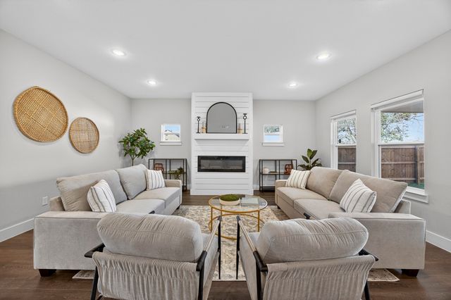 1913 E Myrtle Street, Fort Worth, TX 76104