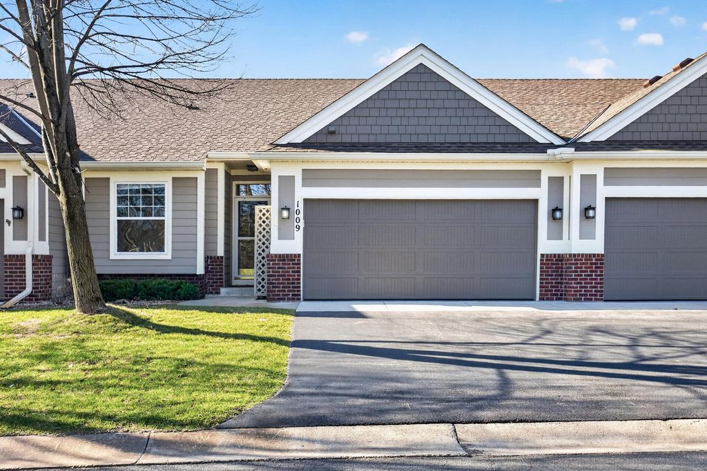 1009 Victoria Greens Boulevard, Victoria, MN 55386
