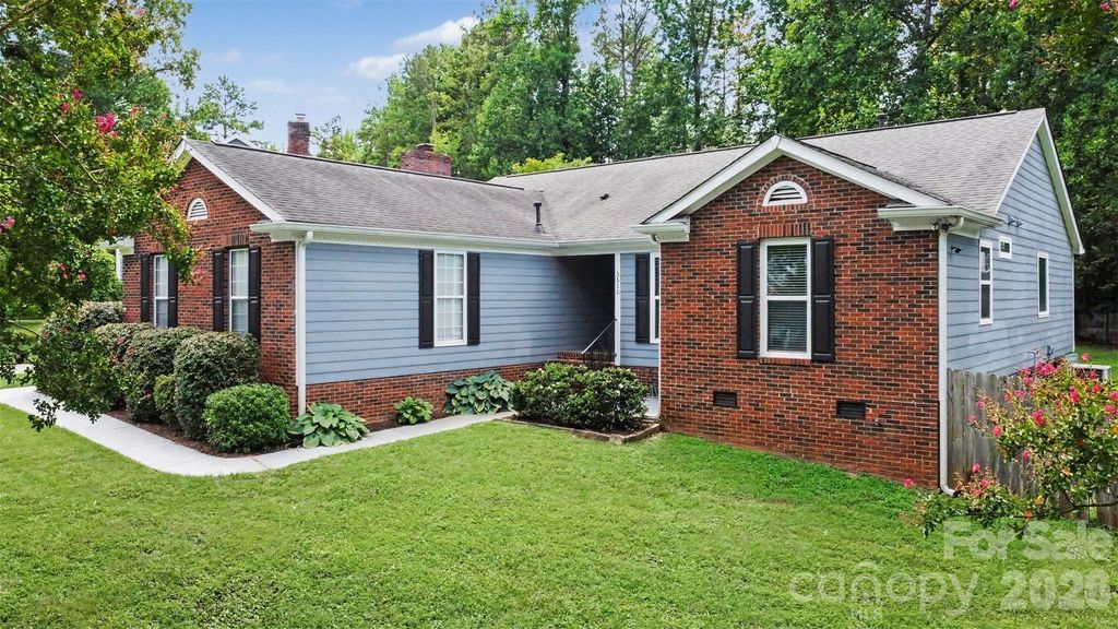 3515 Crescent Knoll Drive, Matthews, NC 28105