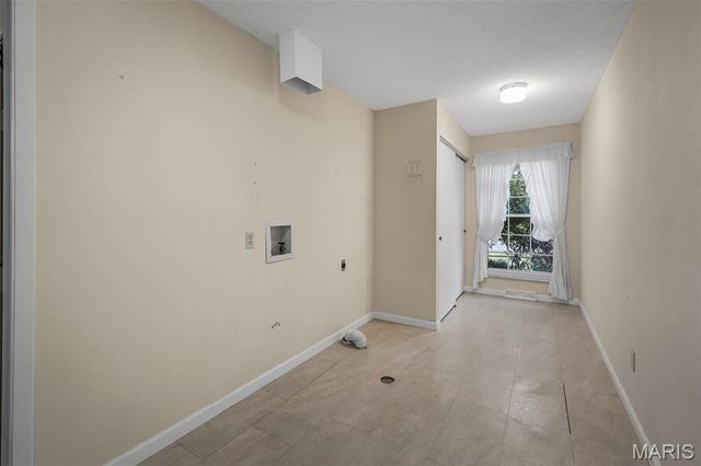 5327 Crowndun Drive, St Louis, MO 63129