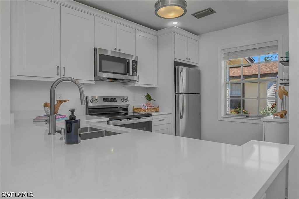 1071 Pine Isle LN 1071, Naples, FL 34112