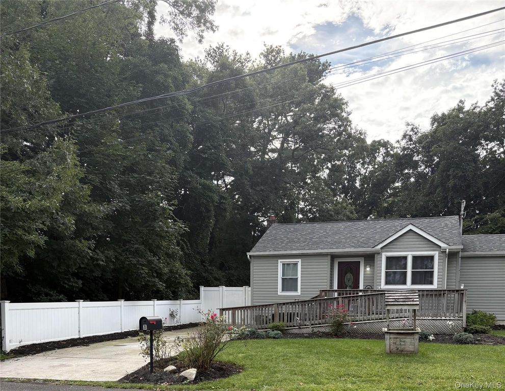 8 Canary Place, Farmingville, NY 11738 — exterior
