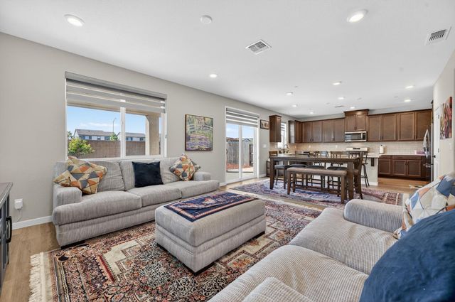 2049 Borealis Cir, Roseville, CA 95747