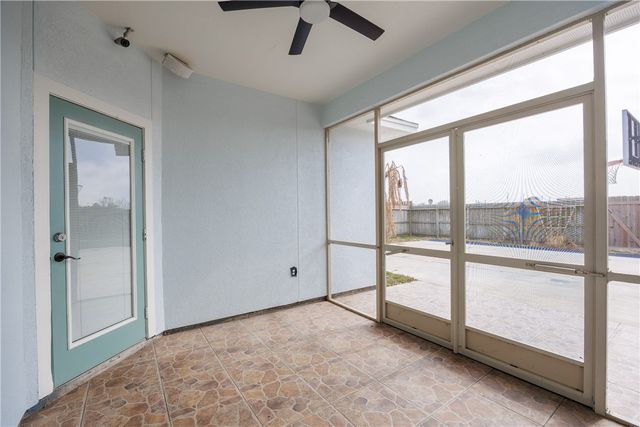 6825 Windy Creek Dr, Corpus Christi, TX 78414