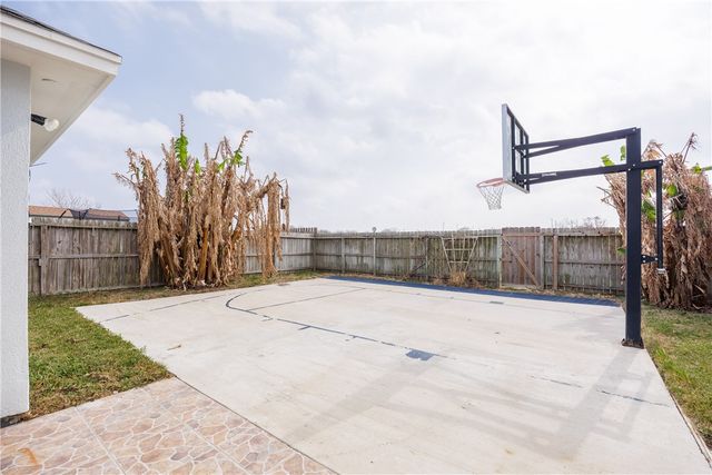 6825 Windy Creek Dr, Corpus Christi, TX 78414