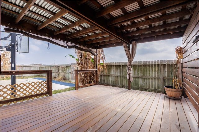 6825 Windy Creek Dr, Corpus Christi, TX 78414