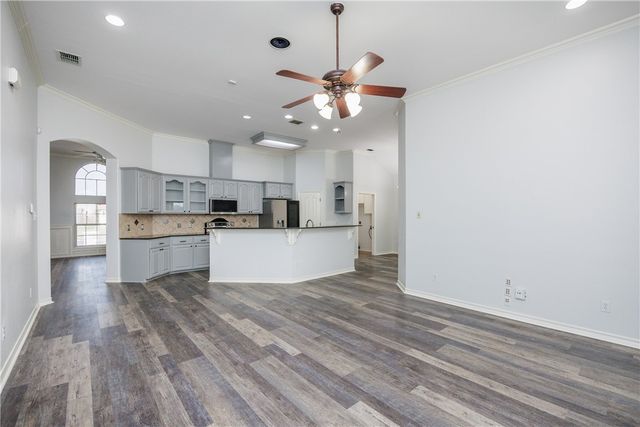 6825 Windy Creek Dr, Corpus Christi, TX 78414