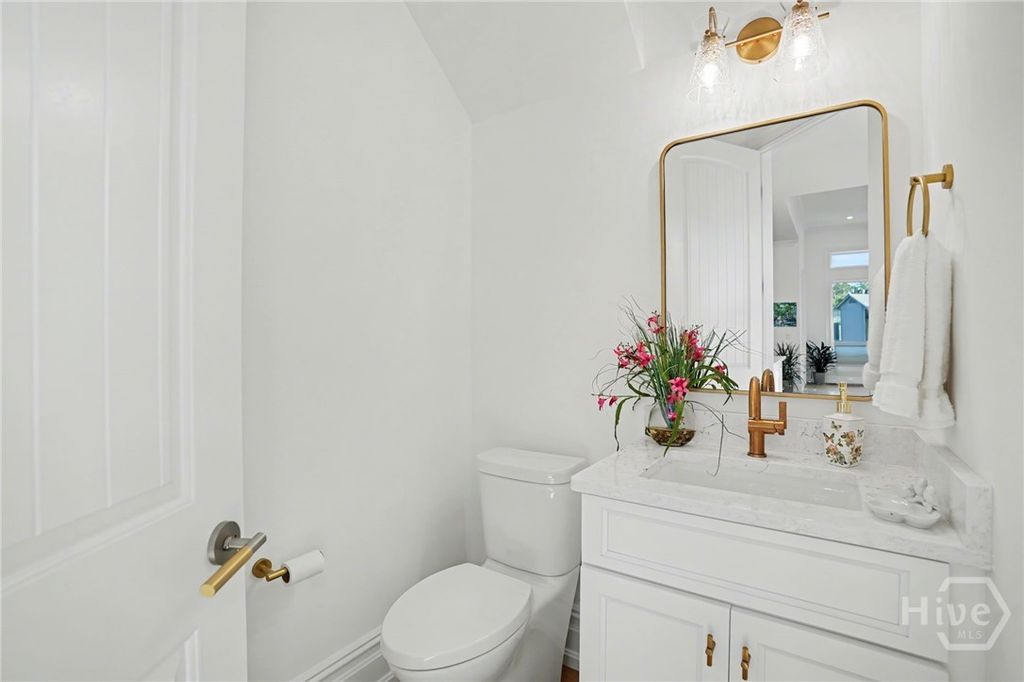 Image 14 of property listing at 2 Top Gallant Circle, Savannah, GA 31411