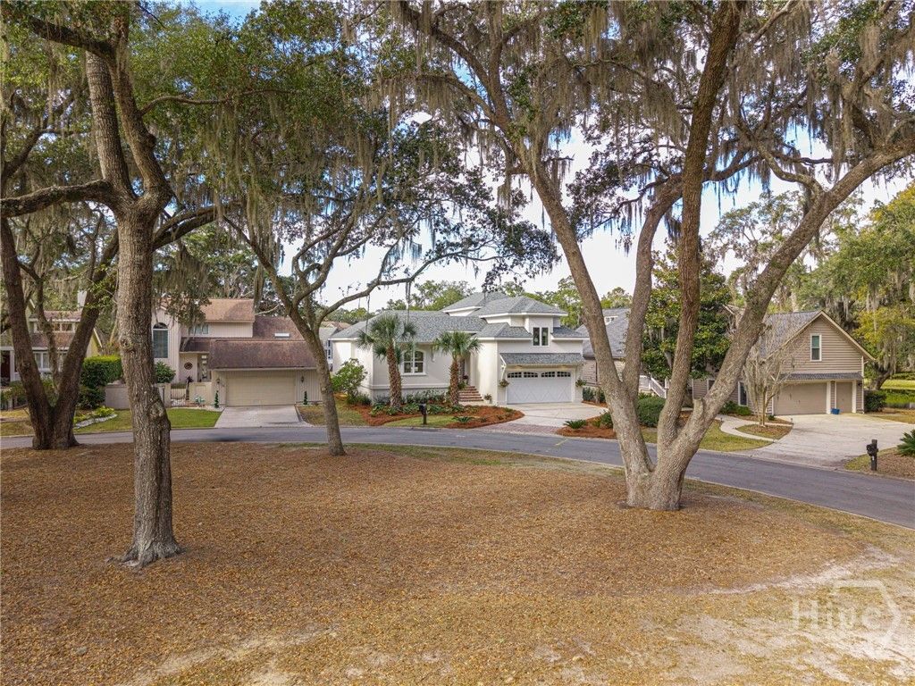 Image 4 of property listing at 2 Top Gallant Circle, Savannah, GA 31411
