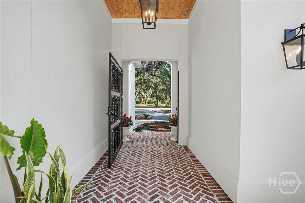 Image 5 of property listing at 2 Top Gallant Circle, Savannah, GA 31411