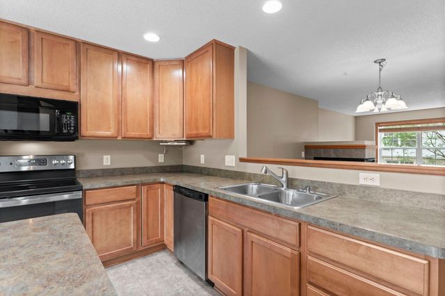 868 Ledgestone Drive, Mahtomedi, MN 55115