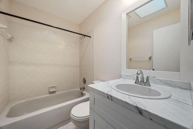 9 Ridge Pointe Drive D, Boynton Beach, FL 33435