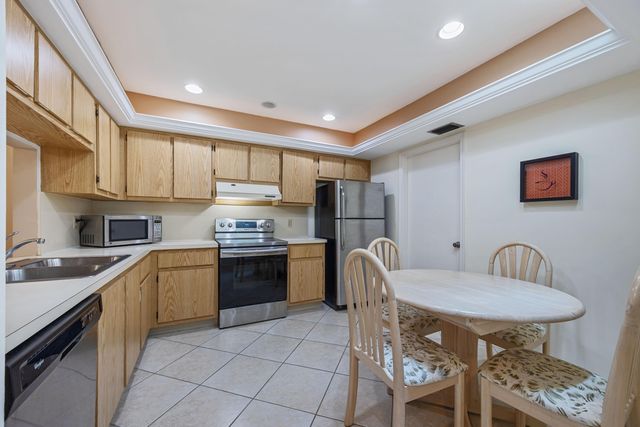 9 Ridge Pointe Drive D, Boynton Beach, FL 33435