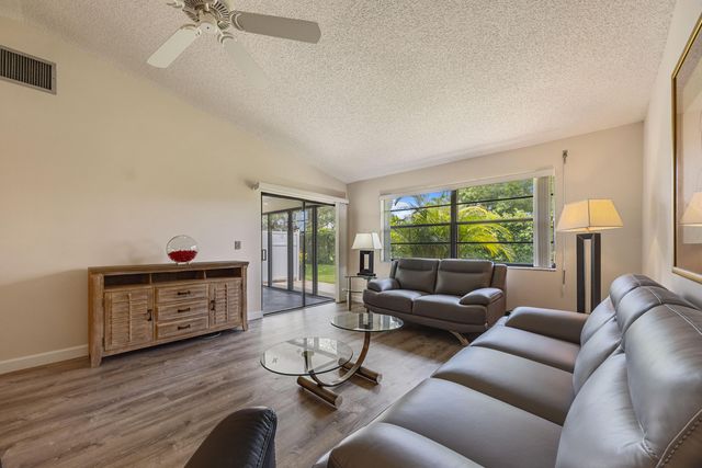 9 Ridge Pointe Drive D, Boynton Beach, FL 33435