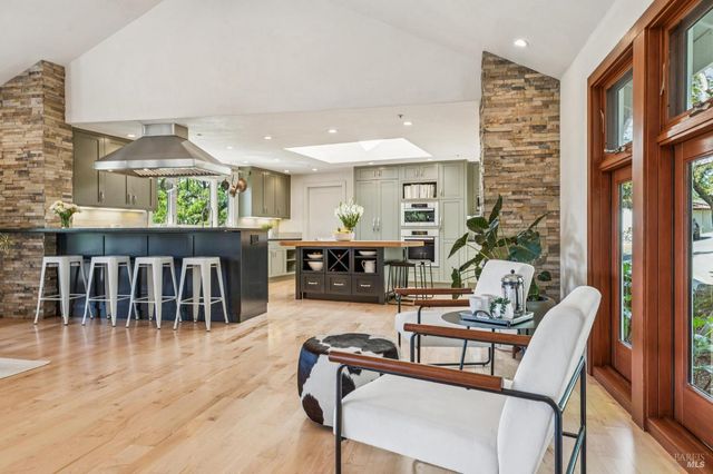 1884 Silverado Trl, Napa, CA 94558