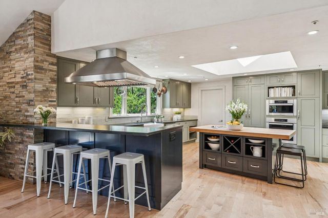 1884 Silverado Trl, Napa, CA 94558