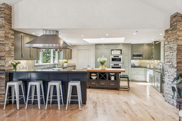 1884 Silverado Trl, Napa, CA 94558