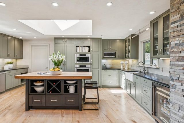 1884 Silverado Trl, Napa, CA 94558