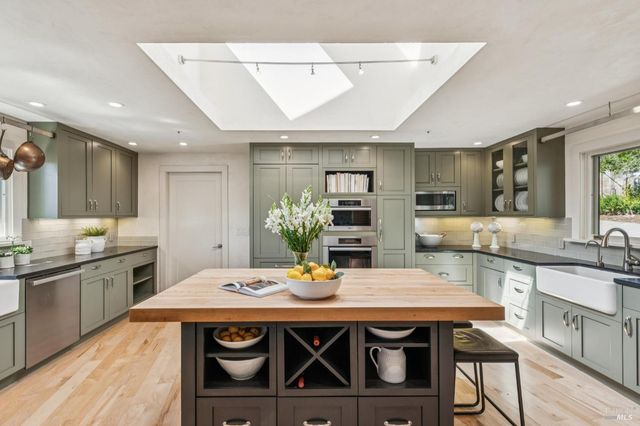 1884 Silverado Trl, Napa, CA 94558