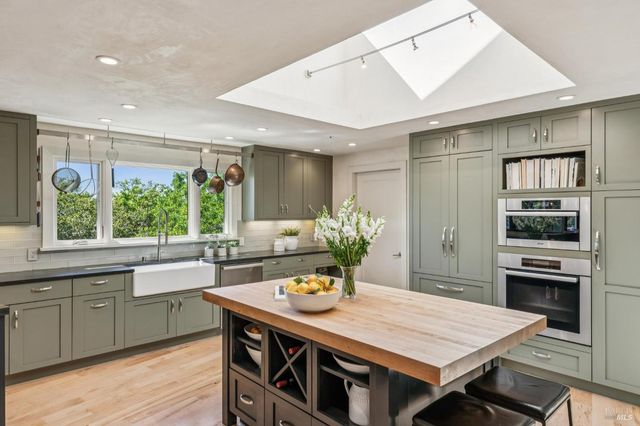 1884 Silverado Trl, Napa, CA 94558