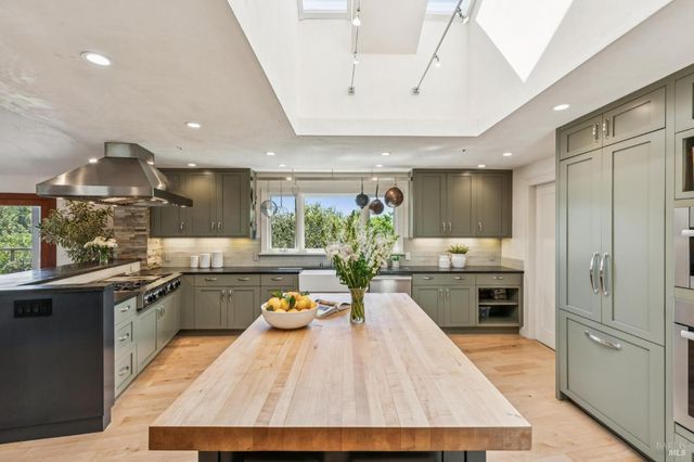 1884 Silverado Trl, Napa, CA 94558