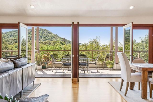 1884 Silverado Trl, Napa, CA 94558