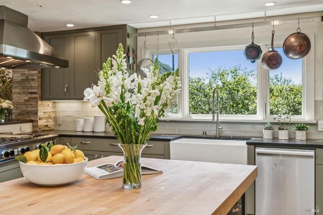 1884 Silverado Trl, Napa, CA 94558