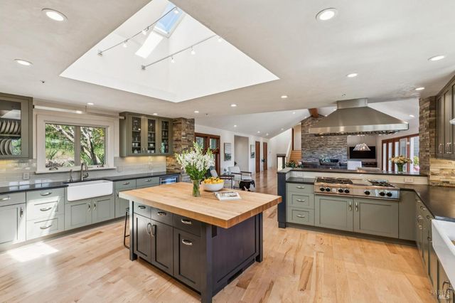 1884 Silverado Trl, Napa, CA 94558