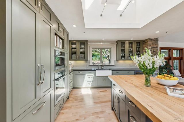 1884 Silverado Trl, Napa, CA 94558