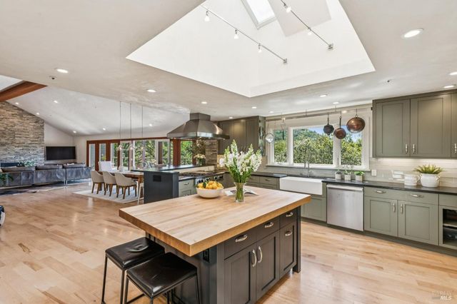 1884 Silverado Trl, Napa, CA 94558