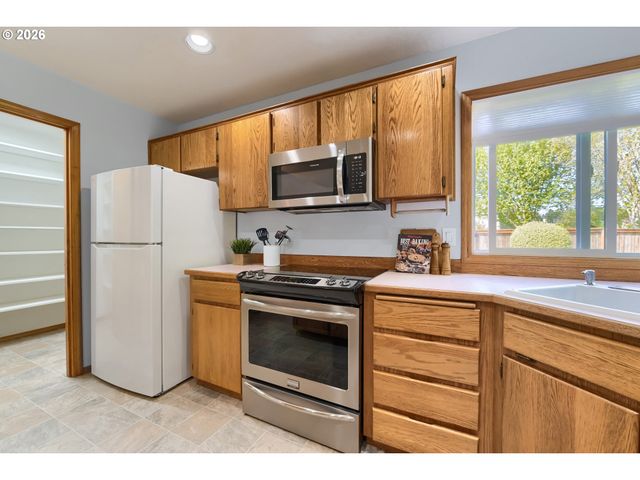 665 Ne VALARIE Ct, Hillsboro, OR 97124