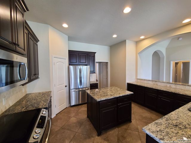 3041 SADDLEHORN DR, Seguin, TX 78155