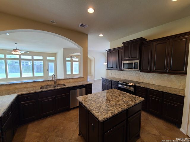 3041 SADDLEHORN DR, Seguin, TX 78155