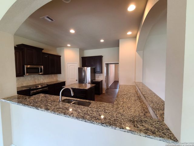 3041 SADDLEHORN DR, Seguin, TX 78155