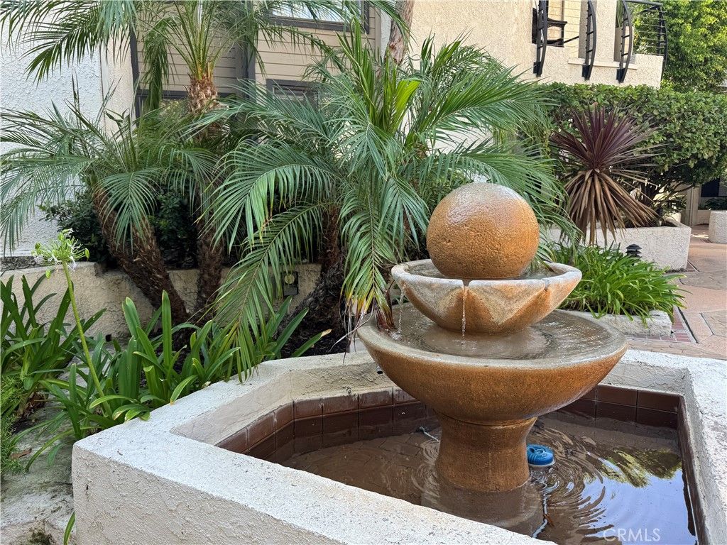 437 E Palm Avenue 207, Burbank, CA 91501 — photo 2