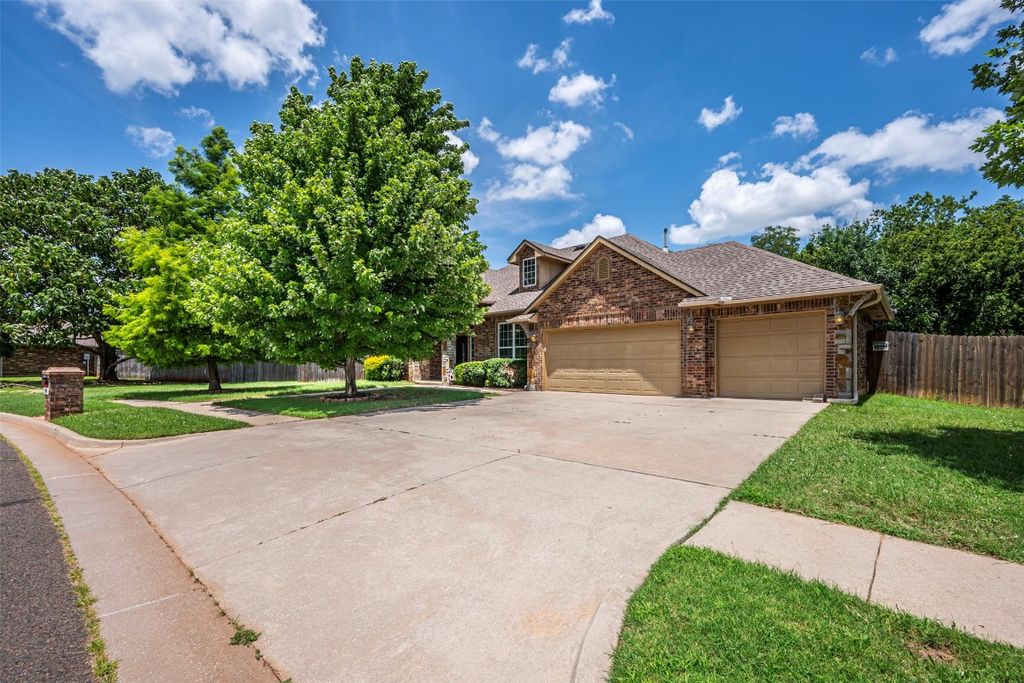 700 Hedgewood Drive, Moore, OK 73160