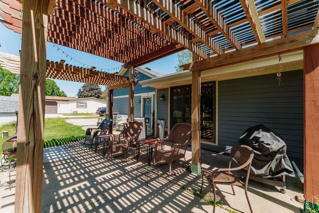25326 W Loomis ROAD, Waterford, WI 53185