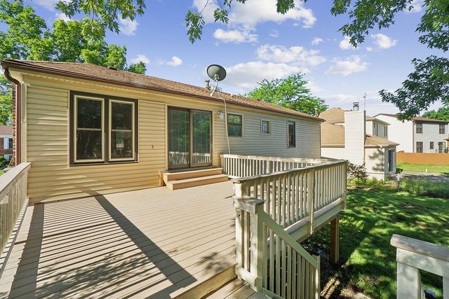 532 Iroquois Trail, Carol Stream, IL 60188
