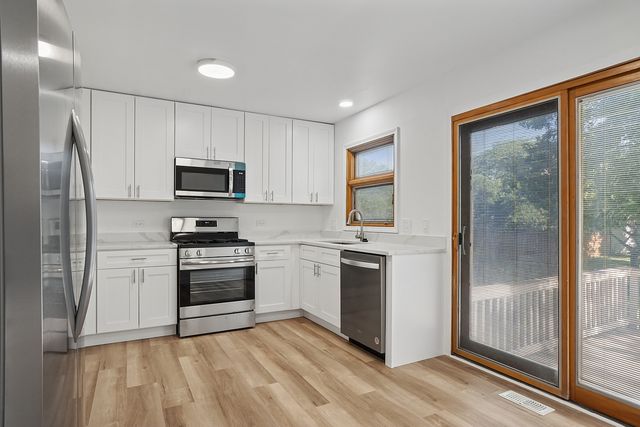 532 Iroquois Trail, Carol Stream, IL 60188